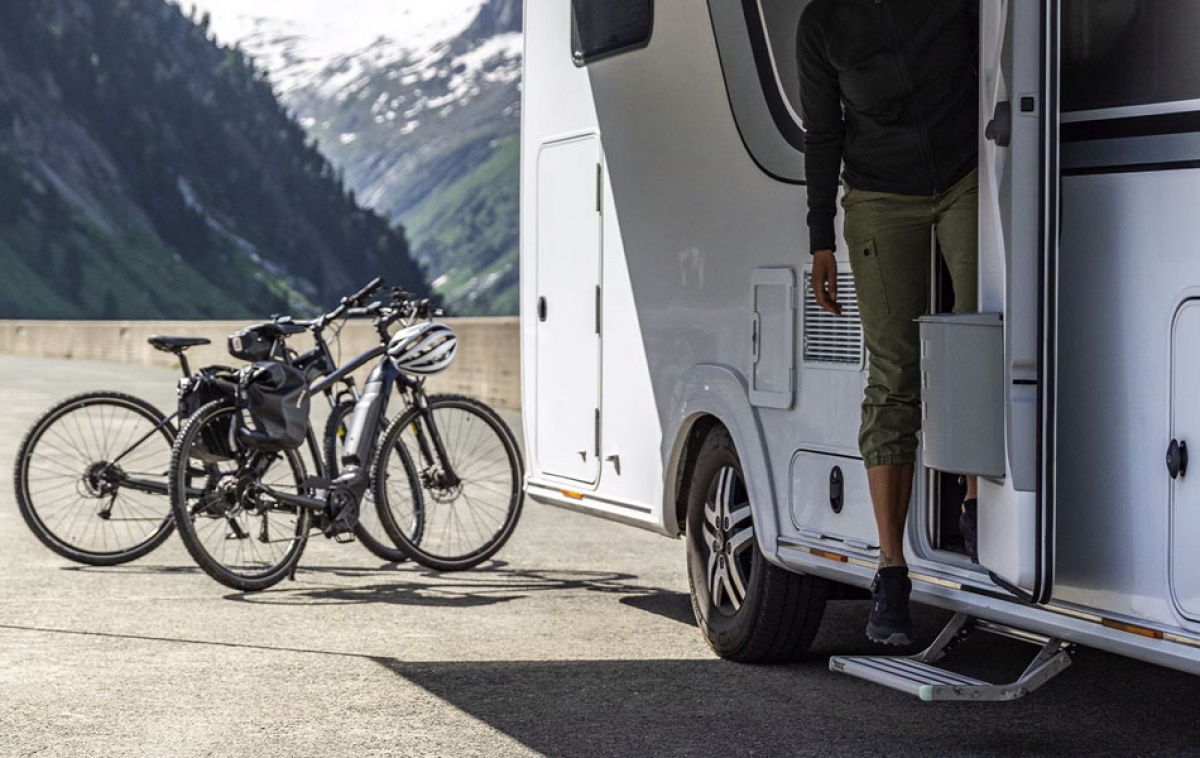 Omnistep 12v 550 Alu i gruppen Campingvogn og autocamper / Chassis / Monterede fodtrin hos Campmarket (65434)