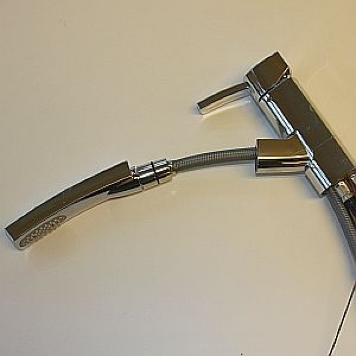 Blandingsbatteri Capri Med bruserslange 10mm i gruppen Vand & Sanitet / Vand / Vandhaner / Koldt og varmt vandhaner hos Campmarket (67471)