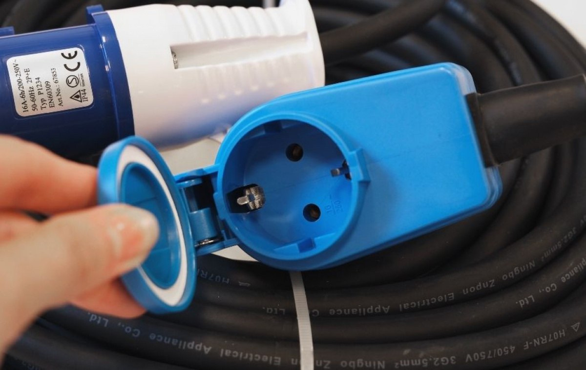Tilslutningskabel CEE vinklet 25m i gruppen Campingvogn og autocamper / El - Elektronik / Tilslutningskabler hos Campmarket (67853)