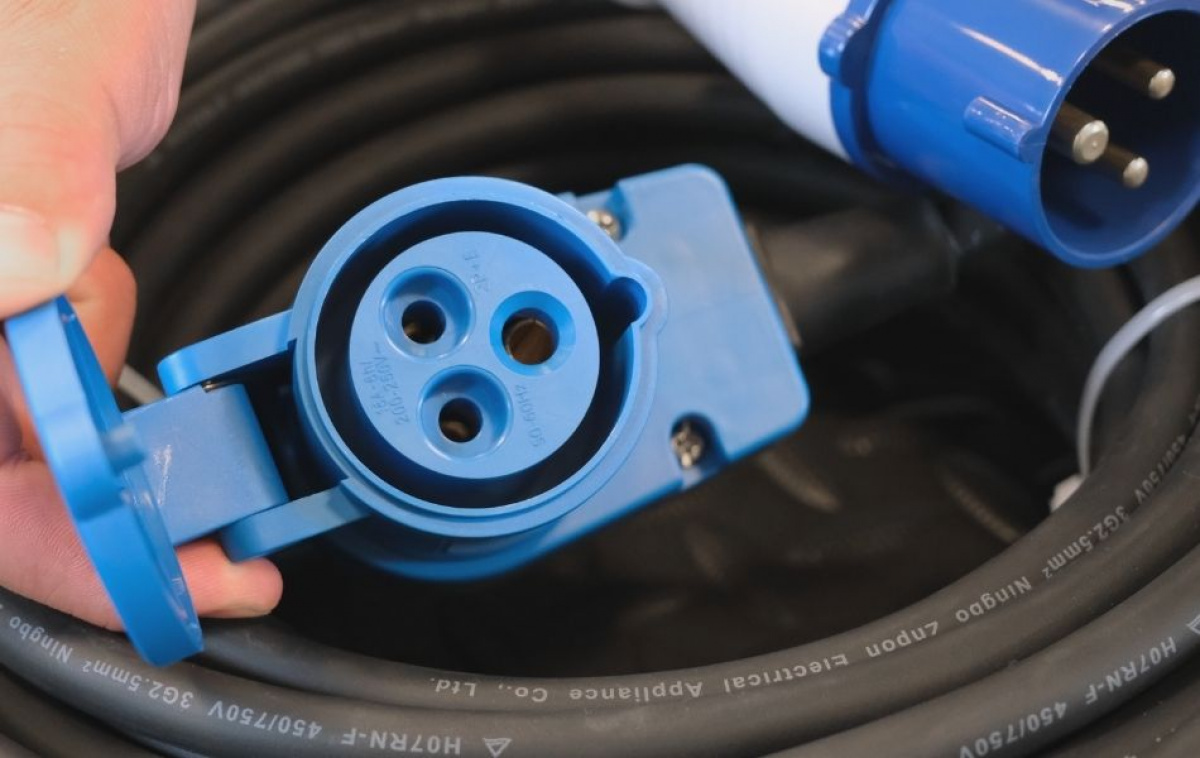 Tilslutningskabel CEE vinklet 25m i gruppen Campingvogn og autocamper / El - Elektronik / Tilslutningskabler hos Campmarket (67853)