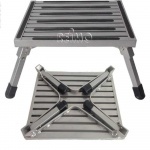 Foldbar trappestige i aluminium med et enkelt trin Foldbar trappestige i aluminium med et enkelt trin