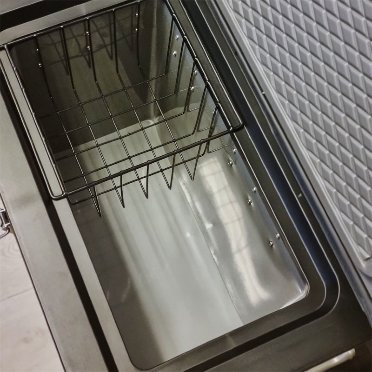 Sunwind Fryseboks Ventus 70 Gas/12V/230V i gruppen Campingvogn og autocamper / Varme & Køling / Køleskabe & Kølebokse / Absorptions køleskab hos Campmarket (79405)