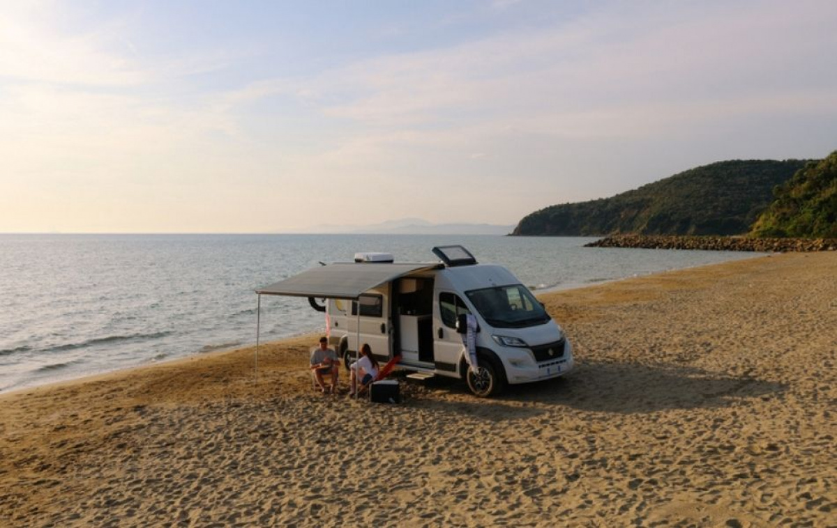 IndelB Loftmonteret AC Plein-Aircon 12V 1200W i gruppen Campingvogn og autocamper / Varme & Køling / AC / Tagmontered hos Campmarket (81009)