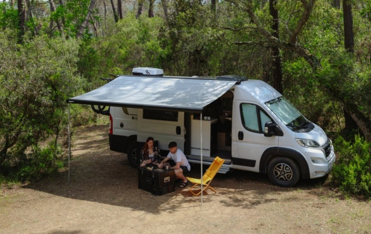 IndelB Loftmonteret AC Plein-Aircon 12V 1200W i gruppen Campingvogn og autocamper / Varme & Køling / AC / Tagmontered hos Campmarket (81009)